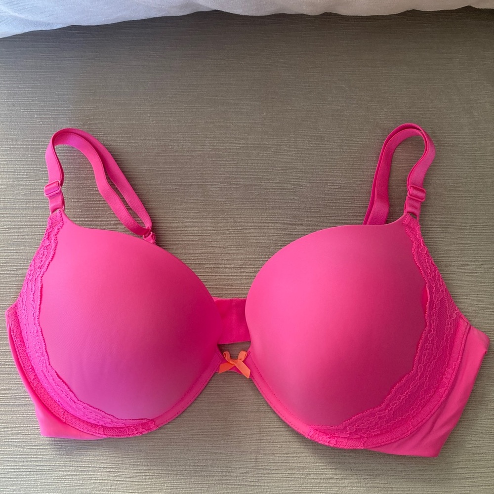 38D Victoria’s Secret underwire hot pink push up bra w lace on sides